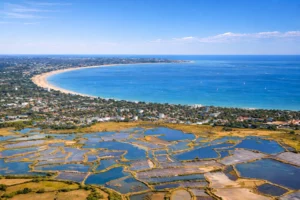 Vue aérienne de la baie de Pornichet et des marais salants en Loire-Atlantique pour un séjour en bord de mer