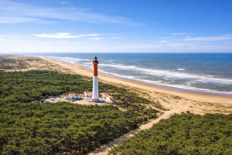 Phare de la Coubre et plage sauvage à La Tremblade en Charente-Maritime pour un séjour bord de mer